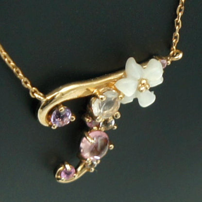 サマンサタバサ(Samantha Thavasa)　K18フラワーレターズイニシャルネックレス「T」　重量1.70ｇ(石の重量含む)　ネックレス長さ 約38cm　レディース（中古）