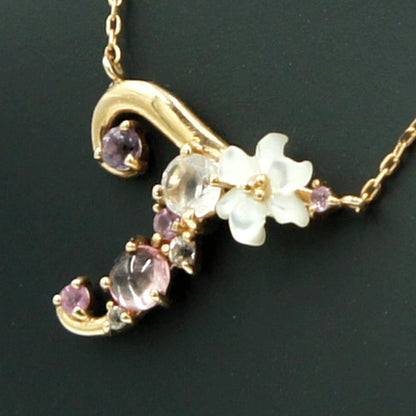 サマンサタバサ(Samantha Thavasa)　K18フラワーレターズイニシャルネックレス「T」　重量1.70ｇ(石の重量含む)　ネックレス長さ 約38cm　レディース（中古）