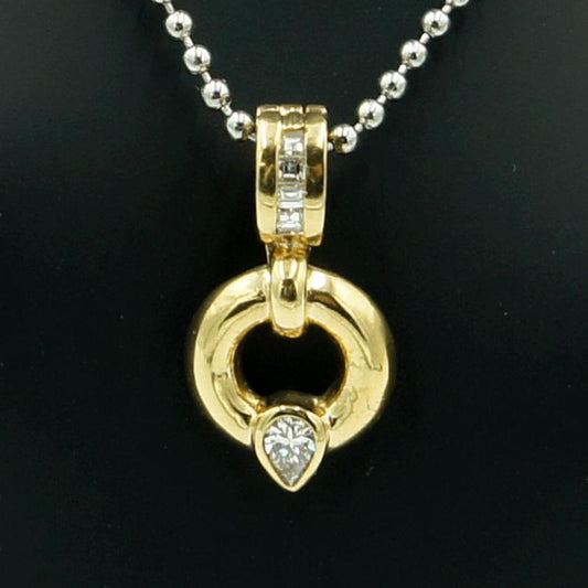 K18ダイヤモンドペンダントトップ　(メイン石)D0.16ct　合計D0.25ct　重量4.49ｇ(石の重量含む)（中古）