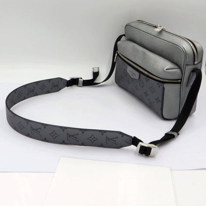 ルイヴィトン（LOUIS VUITTON)　アウトドアメッセンジャー　M30830　タイガラマ　W26cm・H20cm・D10.5cm　ショルダーバッグ　メンズ（中古）